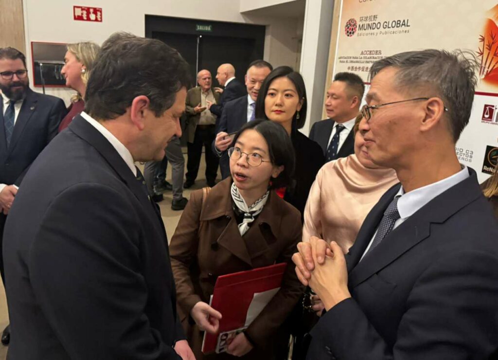 El embajador de China en España traslada la expectación por el buen resultado de la delegación institucional y empresarial a su país encabezada por Valverde 5 embajador china espana valverde 5