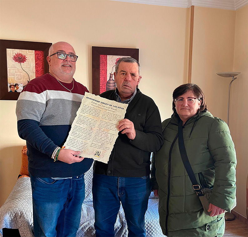 Eulogio Benito López recibe el cariño de la Hermandad de la Virgen de las Viñas por toda una vida sosteniendo la tradición de las mulas y las reatas en Tomelloso