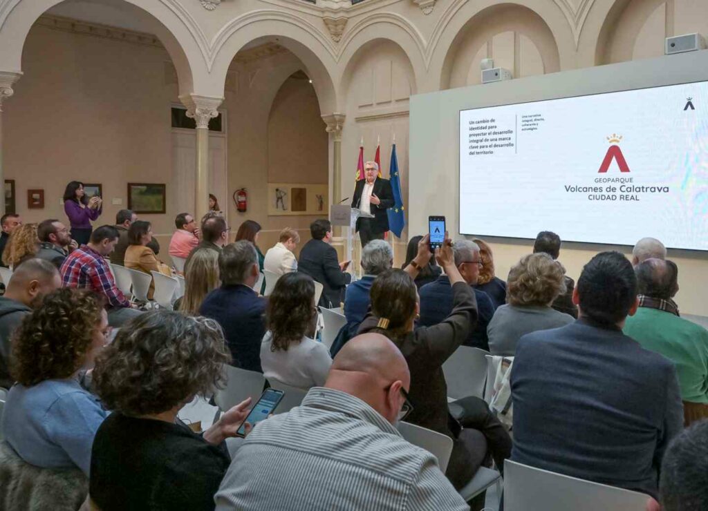 Geoparque Volcanes de Calatrava Ciudad Real se dota de una nueva identidad corporativa que constata una realidad que vertebra a 40 pueblos de la provincia 4 geoparquevolcanes 4