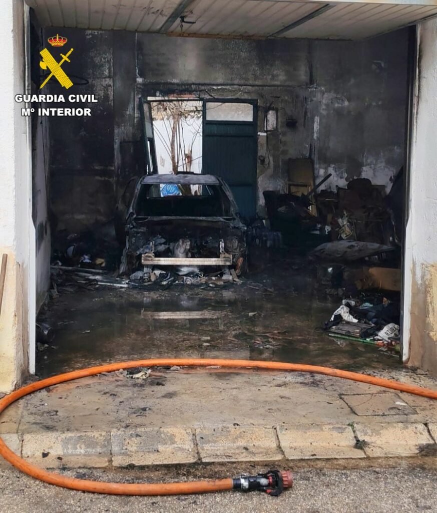 La Guardia Civil de Albacete rescata a dos personas del incendio originado en el garaje de una vivienda 3 incendioalbacete 2