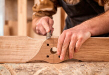 Tomelloso se sube al tren de la creatividad con “Más madera”, el taller familiar de Isidro Ferrer