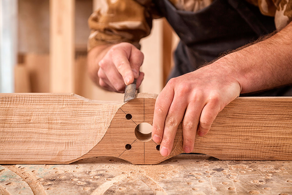 Tomelloso se sube al tren de la creatividad con “Más madera”, el taller familiar de Isidro Ferrer