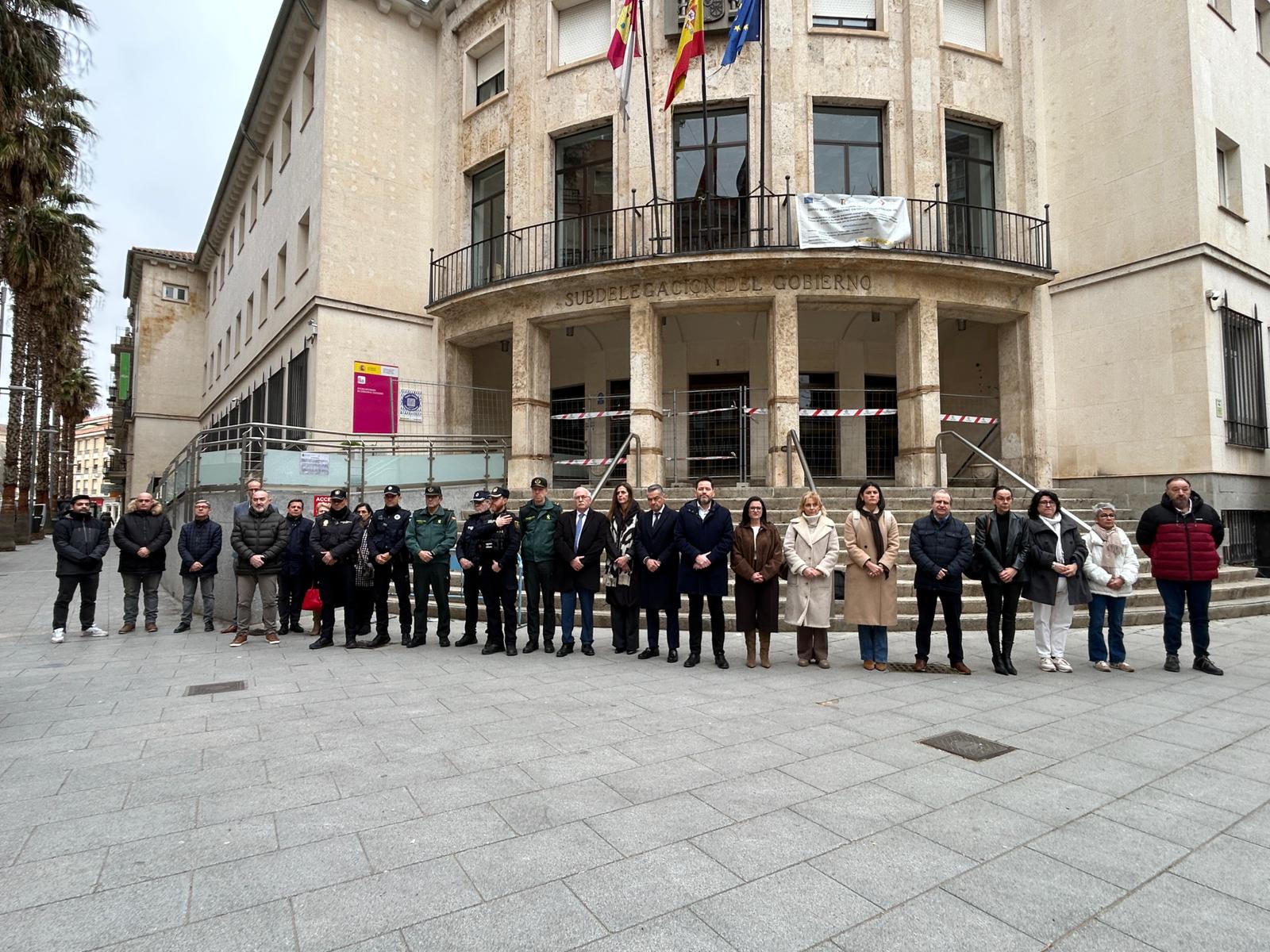 La Subdelegación del Gobierno guarda un minuto de silencio por el asesinato machista de Ana María en Castellón