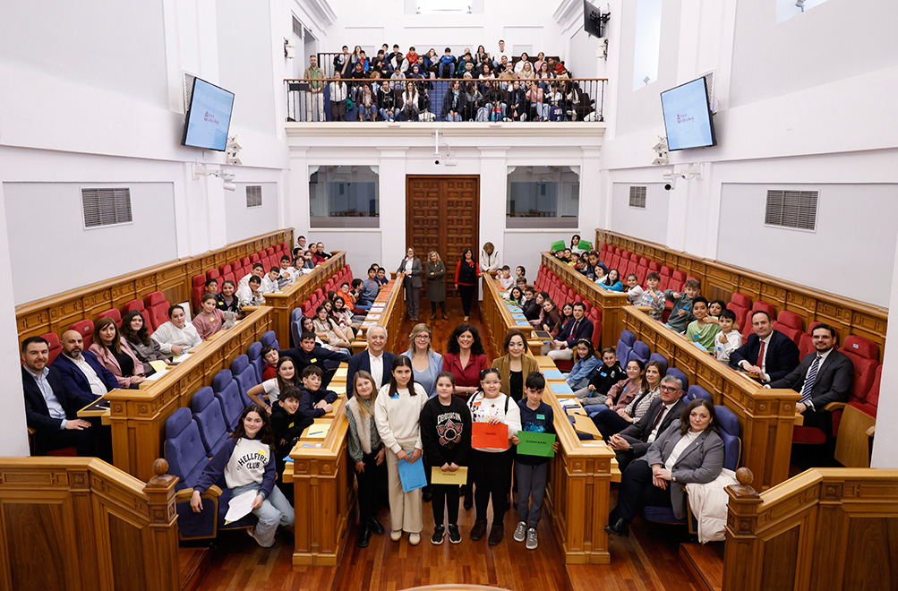 Navarrete reclama “un espacio digital seguro, amable y más humano”, durante un pleno social en el que alumnado ha debatido sobre el uso de las tecnologías