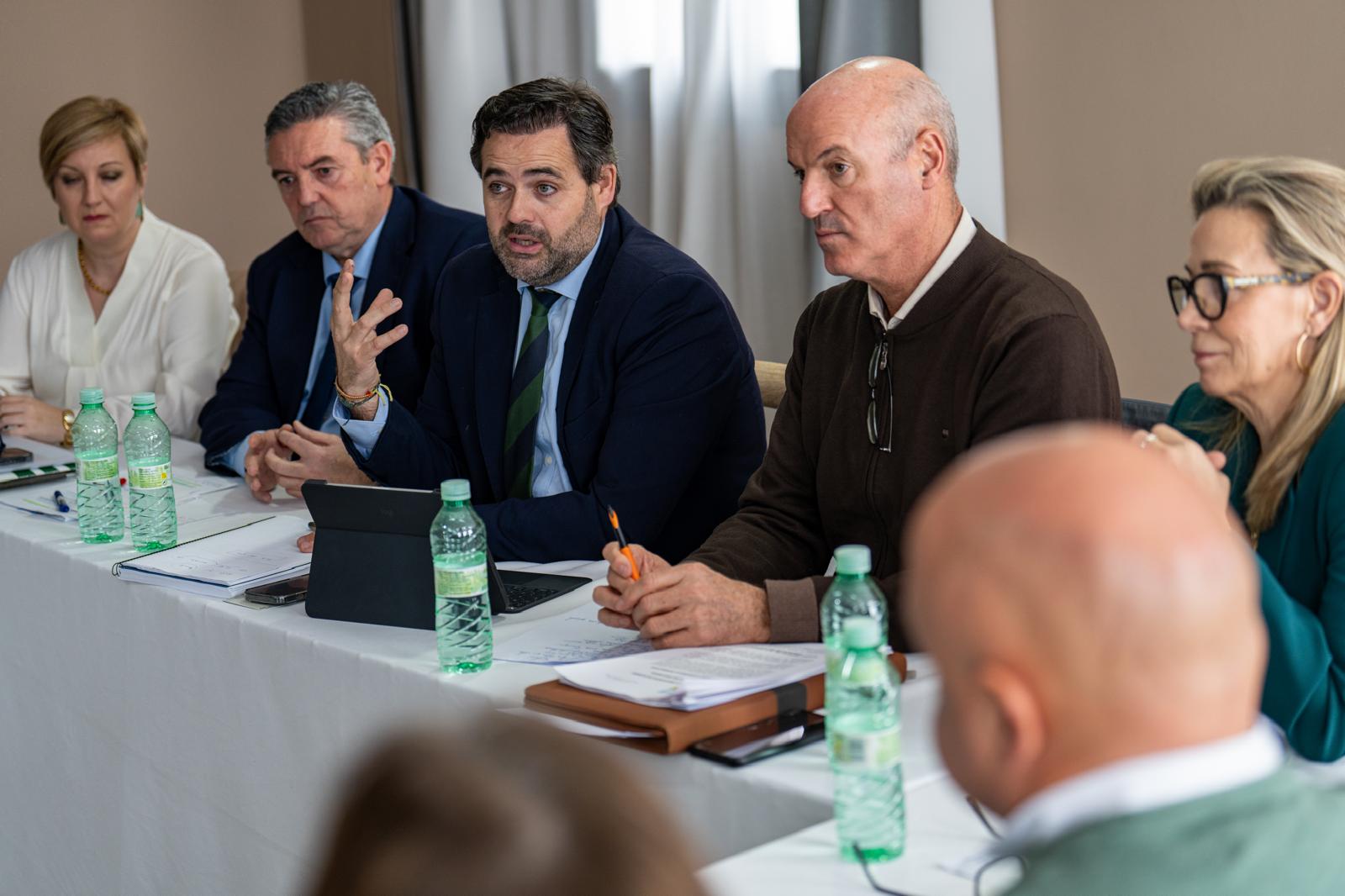 Núñez apuesta por garantizar agua para agricultores y ganaderos como eje de riqueza y empleo en Castilla-La Mancha