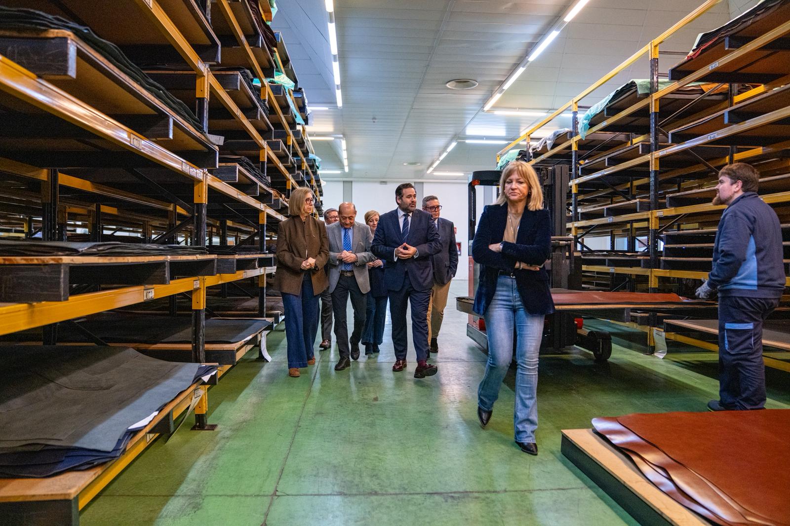 Núñez incide en que bajar impuestos y reducir burocracia “es la clave” para que las empresas familiares sigan generando empleo y riqueza en Castilla-La Mancha