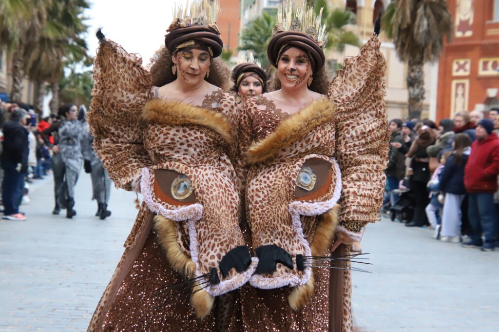 ‘Los Perchas’, de Mota del Cuervo, revalidan título en Manzanares con una impresionante recreación de ‘La Bella y la Bestia’ 4 perchas 6