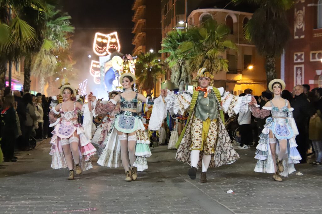 ‘Los Perchas’, de Mota del Cuervo, revalidan título en Manzanares con una impresionante recreación de ‘La Bella y la Bestia’ 3 perchas ganadores carnaval manzanares