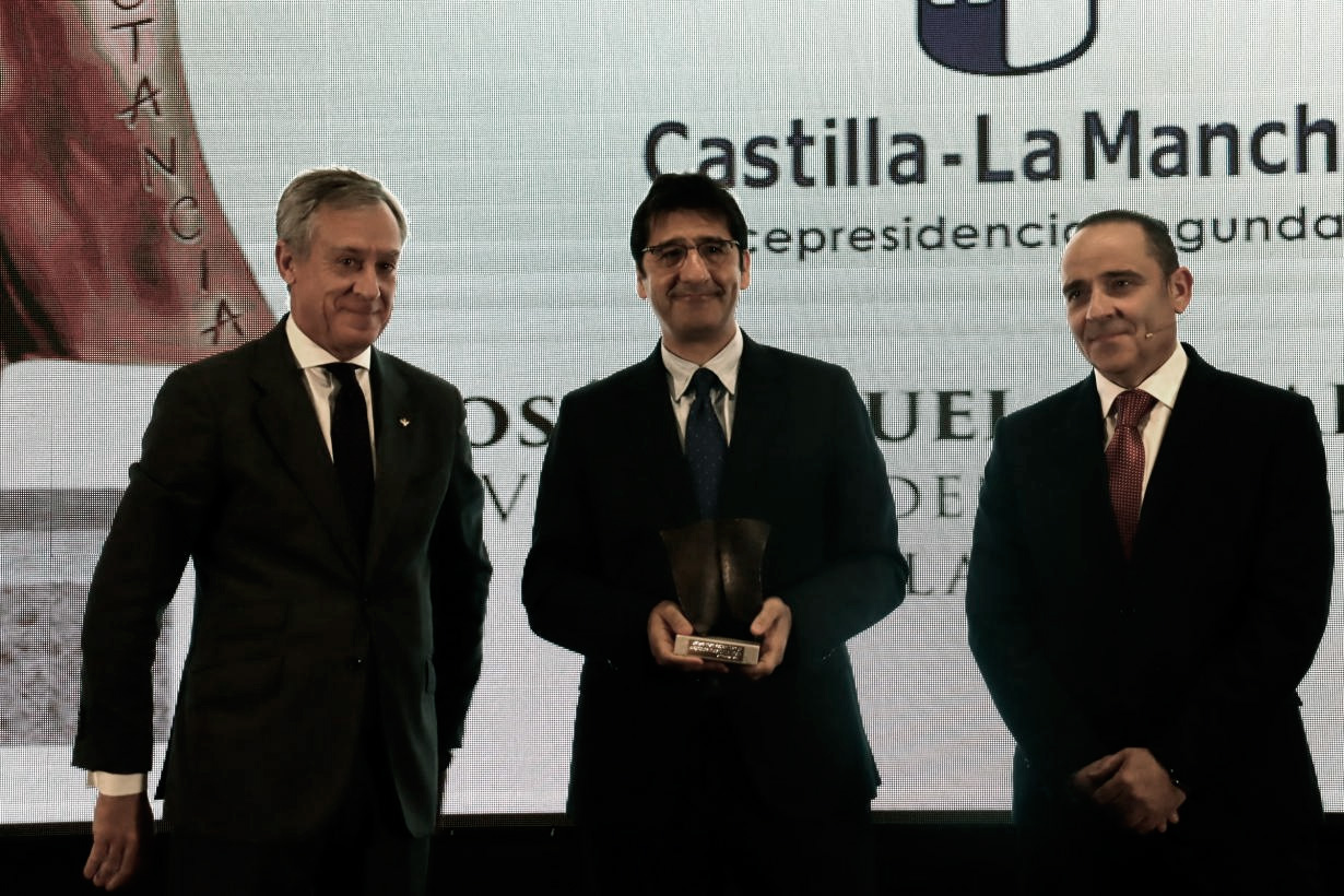 El Gobierno de Castilla-La Mancha recibe el premio a la “constancia” por su trabajo para llevar la voz de la región a Europa y para atraer fondos europeos