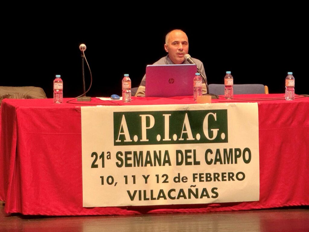 La XXI Semana del Campo, organizada por la Asociación Profesional e Independiente de Agricultores y Ganaderos, comenzó con las primeras charlas 6 semanadelcampovillacanas 01