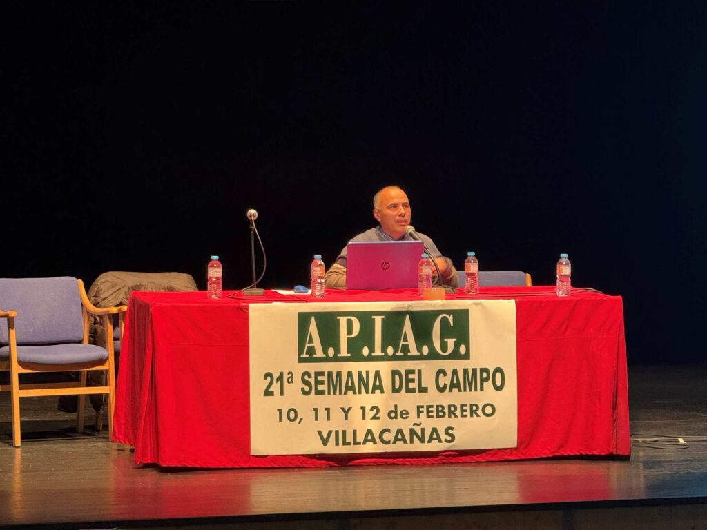 La XXI Semana del Campo, organizada por la Asociación Profesional e Independiente de Agricultores y Ganaderos, comenzó con las primeras charlas 5 semanadelcampovillacanas 02