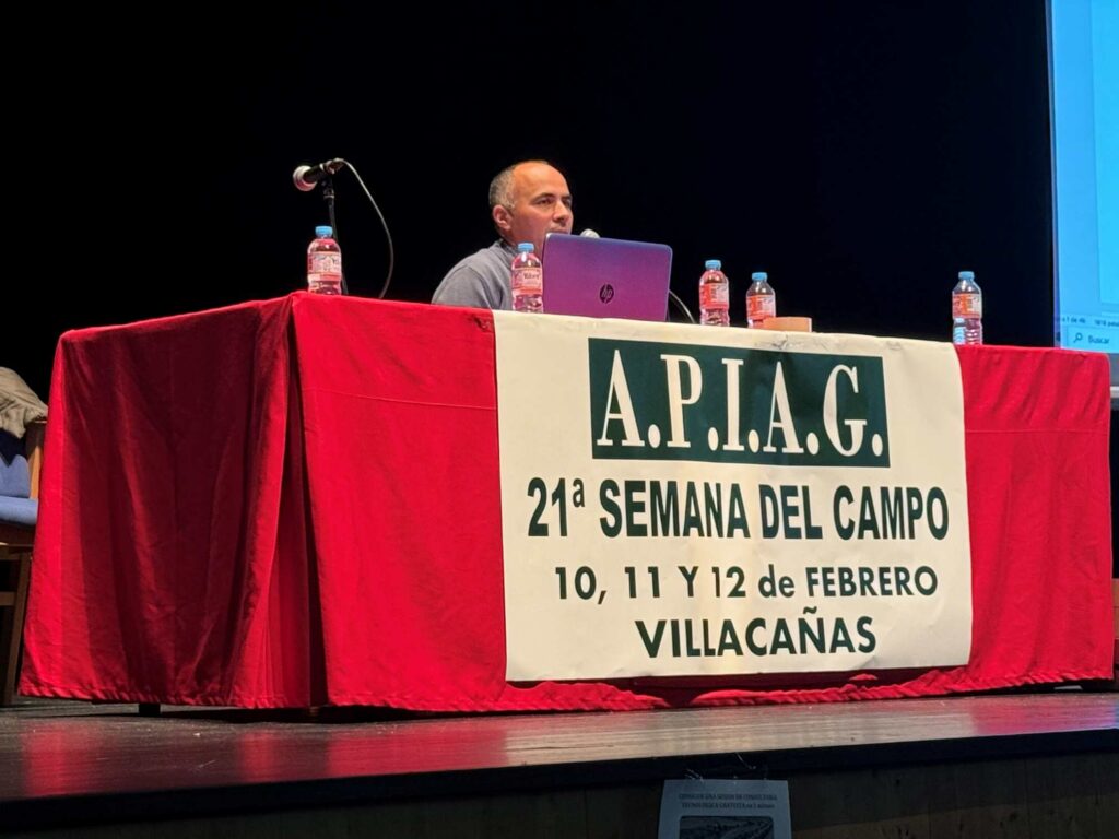 La XXI Semana del Campo, organizada por la Asociación Profesional e Independiente de Agricultores y Ganaderos, comenzó con las primeras charlas 4 semanadelcampovillacanas 03