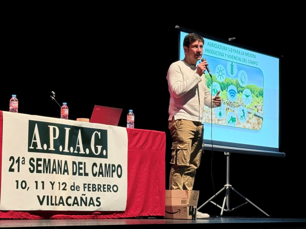La XXI Semana del Campo, organizada por la Asociación Profesional e Independiente de Agricultores y Ganaderos, comenzó con las primeras charlas 11 semanadelcampovillacanas 07