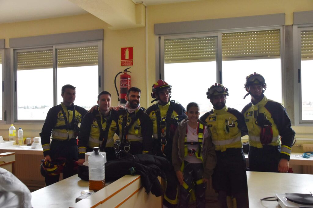 Un simulacro de suicidio juvenil en el IES Eladio Cabañero de Tomelloso para concienciar a la sociedad de la gravedad de este problema 20 simulacro suicidio eladio cabanero 01