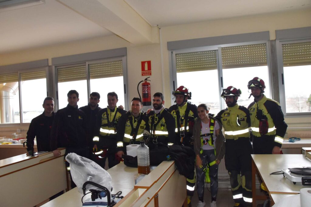 Un simulacro de suicidio juvenil en el IES Eladio Cabañero de Tomelloso para concienciar a la sociedad de la gravedad de este problema 18 simulacro suicidio eladio cabanero 03