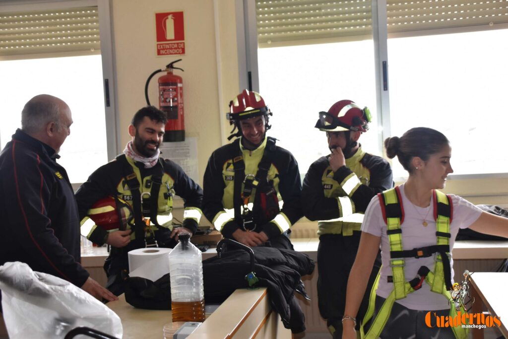 Un simulacro de suicidio juvenil en el IES Eladio Cabañero de Tomelloso para concienciar a la sociedad de la gravedad de este problema 17 simulacro suicidio eladio cabanero 04