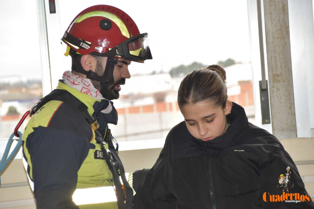 Un simulacro de suicidio juvenil en el IES Eladio Cabañero de Tomelloso para concienciar a la sociedad de la gravedad de este problema 12 simulacro suicidio eladio cabanero 09