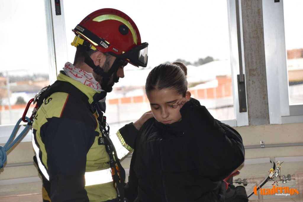 Un simulacro de suicidio juvenil en el IES Eladio Cabañero de Tomelloso para concienciar a la sociedad de la gravedad de este problema 11 simulacro suicidio eladio cabanero 10