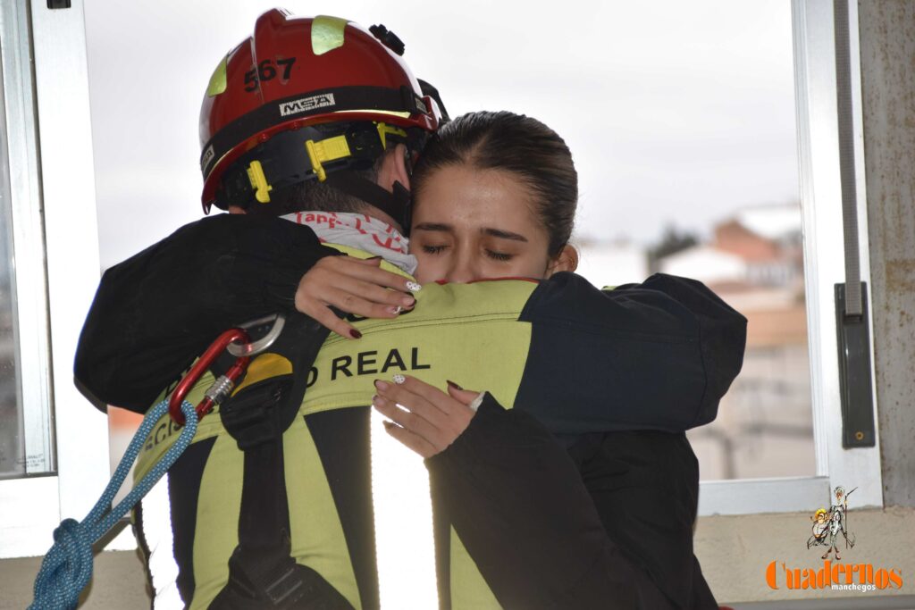 Un simulacro de suicidio juvenil en el IES Eladio Cabañero de Tomelloso para concienciar a la sociedad de la gravedad de este problema 8 simulacro suicidio eladio cabanero 13