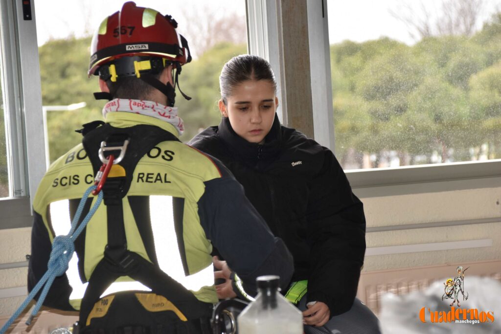 Un simulacro de suicidio juvenil en el IES Eladio Cabañero de Tomelloso para concienciar a la sociedad de la gravedad de este problema 7 simulacro suicidio eladio cabanero 14
