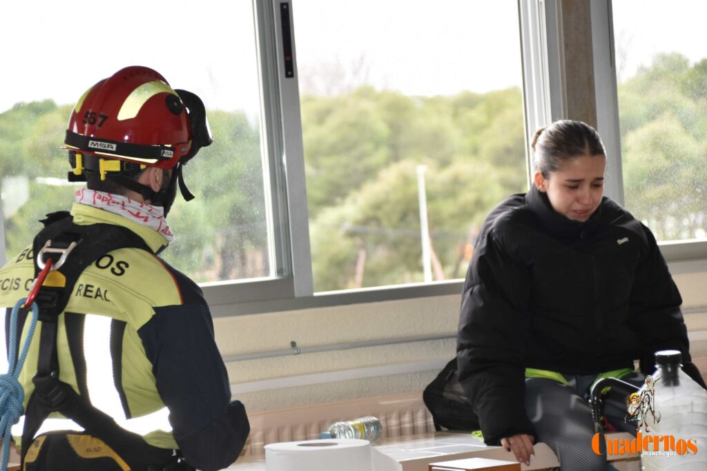 Un simulacro de suicidio juvenil en el IES Eladio Cabañero de Tomelloso para concienciar a la sociedad de la gravedad de este problema 4 simulacro suicidio eladio cabanero 17