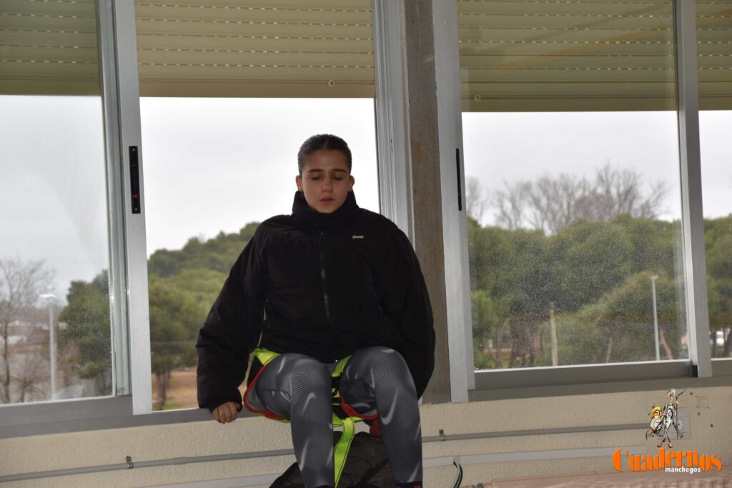 Un simulacro de suicidio juvenil en el IES Eladio Cabañero de Tomelloso para concienciar a la sociedad de la gravedad de este problema 1 simulacro suicidio eladio cabanero 20