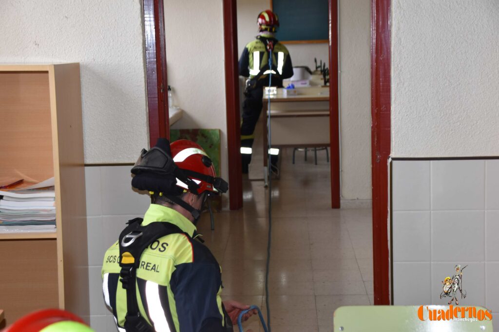 Un simulacro de suicidio juvenil en el IES Eladio Cabañero de Tomelloso para concienciar a la sociedad de la gravedad de este problema 30 simulacro suicidio eladio cabanero 26