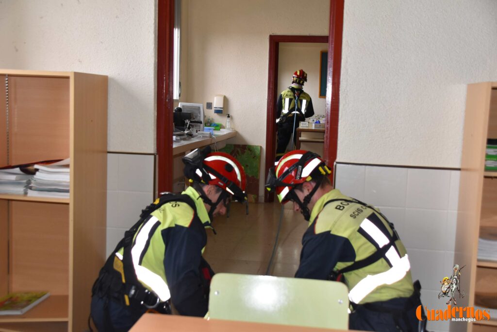 Un simulacro de suicidio juvenil en el IES Eladio Cabañero de Tomelloso para concienciar a la sociedad de la gravedad de este problema 28 simulacro suicidio eladio cabanero 28