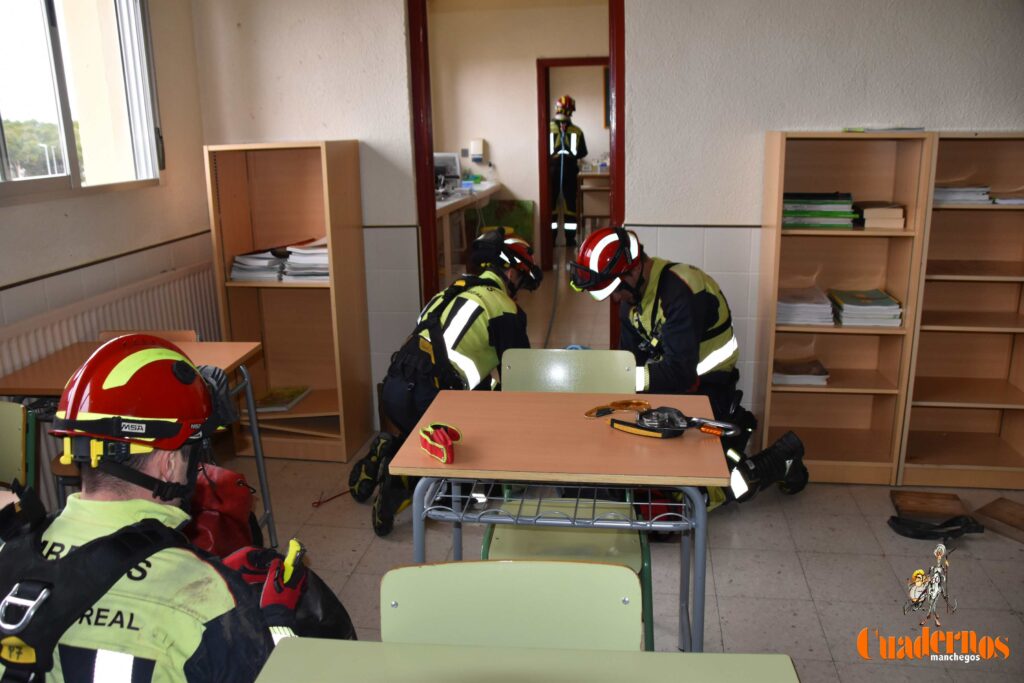 Un simulacro de suicidio juvenil en el IES Eladio Cabañero de Tomelloso para concienciar a la sociedad de la gravedad de este problema 27 simulacro suicidio eladio cabanero 29