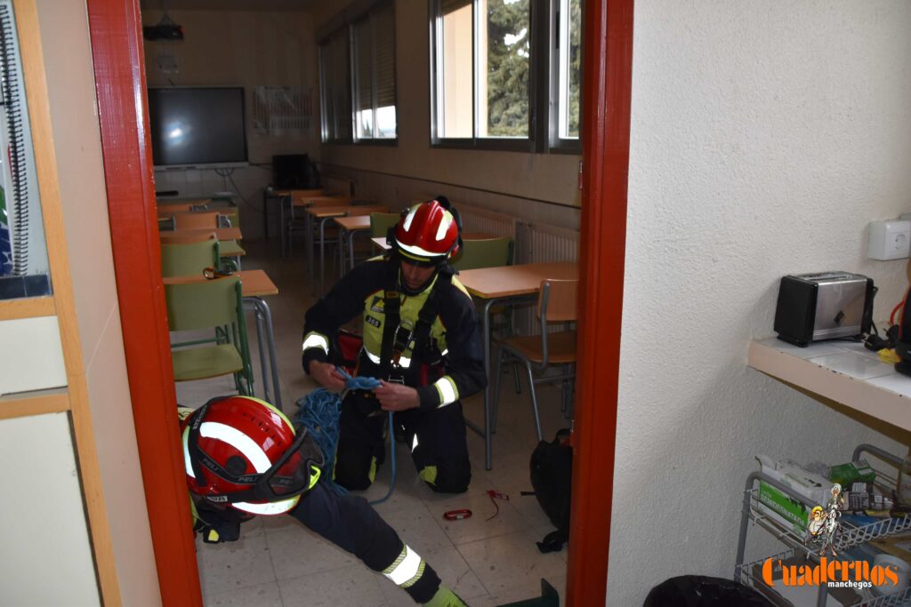 Un simulacro de suicidio juvenil en el IES Eladio Cabañero de Tomelloso para concienciar a la sociedad de la gravedad de este problema 26 simulacro suicidio eladio cabanero 30
