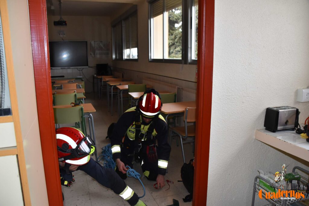 Un simulacro de suicidio juvenil en el IES Eladio Cabañero de Tomelloso para concienciar a la sociedad de la gravedad de este problema 25 simulacro suicidio eladio cabanero 31