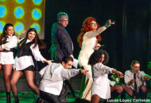 Sonia González entrega la vara de mando a los pregoneros «Mucho más que un grupo» para dar inicio al Carnaval 2026 de Argamasilla de Alba