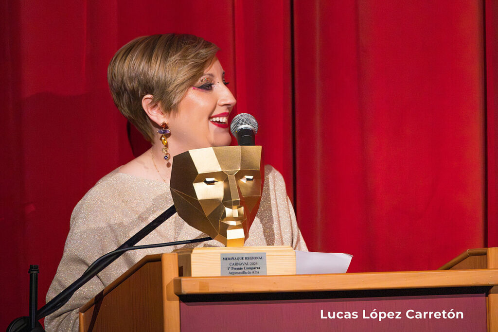 Sonia González entrega la vara de mando a los pregoneros "Mucho más que un grupo" para dar inicio al Carnaval 2026 de Argamasilla de Alba 5 soniagonzalez vara argamasilla 3