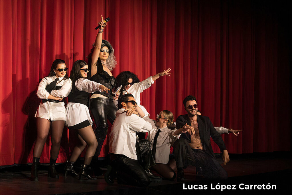 Sonia González entrega la vara de mando a los pregoneros "Mucho más que un grupo" para dar inicio al Carnaval 2026 de Argamasilla de Alba 2 soniagonzalez vara argamasilla 6