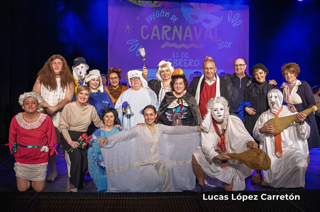 Sonia González entrega la vara de mando a los pregoneros "Mucho más que un grupo" para dar inicio al Carnaval 2026 de Argamasilla de Alba 1 soniagonzalez vara argamasilla 7