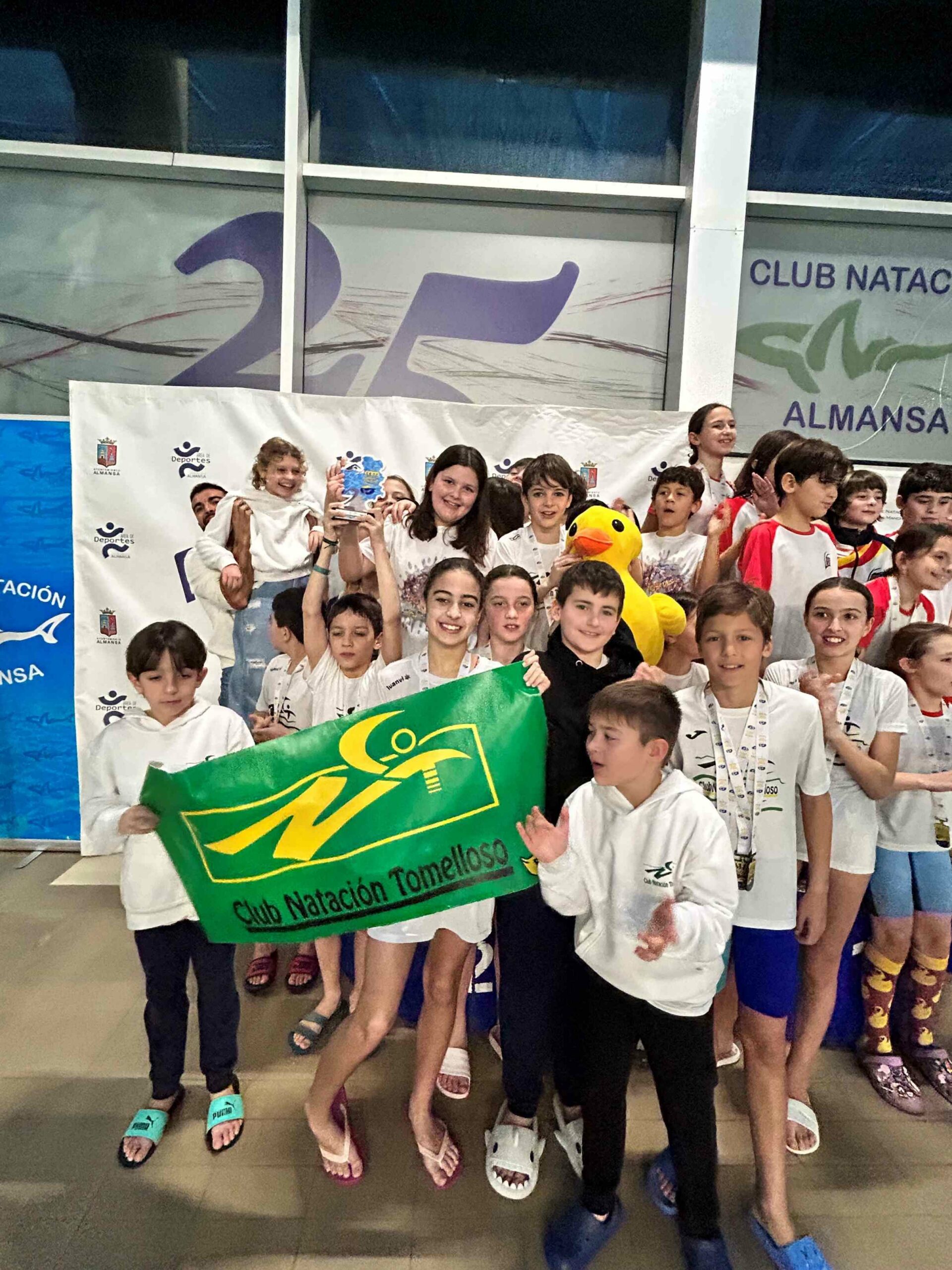El Club Natación Tomelloso se luce en Almansa: subcampeón regional en categorías benjamíny prebenjamín y una cantera que viene fuerte