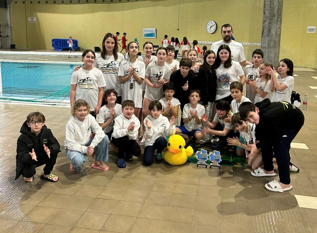 El Club Natación Tomelloso se luce en Almansa: subcampeón regional en categorías benjamín y prebenjamín y una cantera que viene fuerte 4 subcampeones natacion tomelloso 3