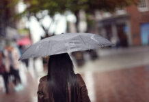 El tiempo hoy en España: domingo de paraguas, rachas fuertes y nevadas en montaña, según AEMET