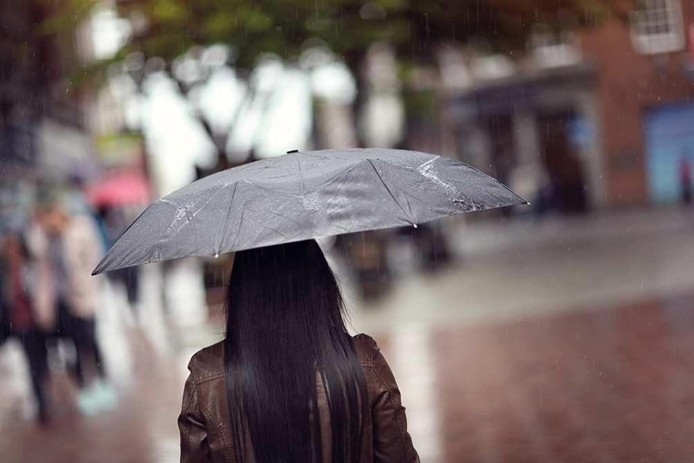 El tiempo hoy en España: domingo de paraguas, rachas fuertes y nevadas en montaña, según AEMET