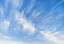 Tiempo hoy en España: sol en el este, chubascos en el norte y alerta por viento en zonas costeras