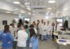 Un camión-taller facilita a facultativos y estudiantes de Medicina practicar con los últimos avances en fijaciones de Traumatología y Ortopedia
