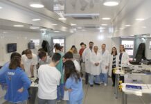 Un camión-taller facilita a facultativos y estudiantes de Medicina practicar con los últimos avances en fijaciones de Traumatología y Ortopedia