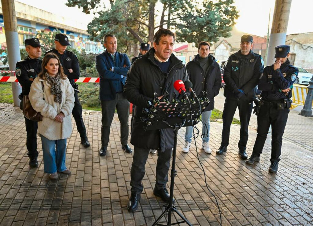 Valverde comprueba en Malagón los destrozos causados por el temporal en el centro de la Asociación Coraje y en varios puntos de la localidad 11 valverde malagon 11