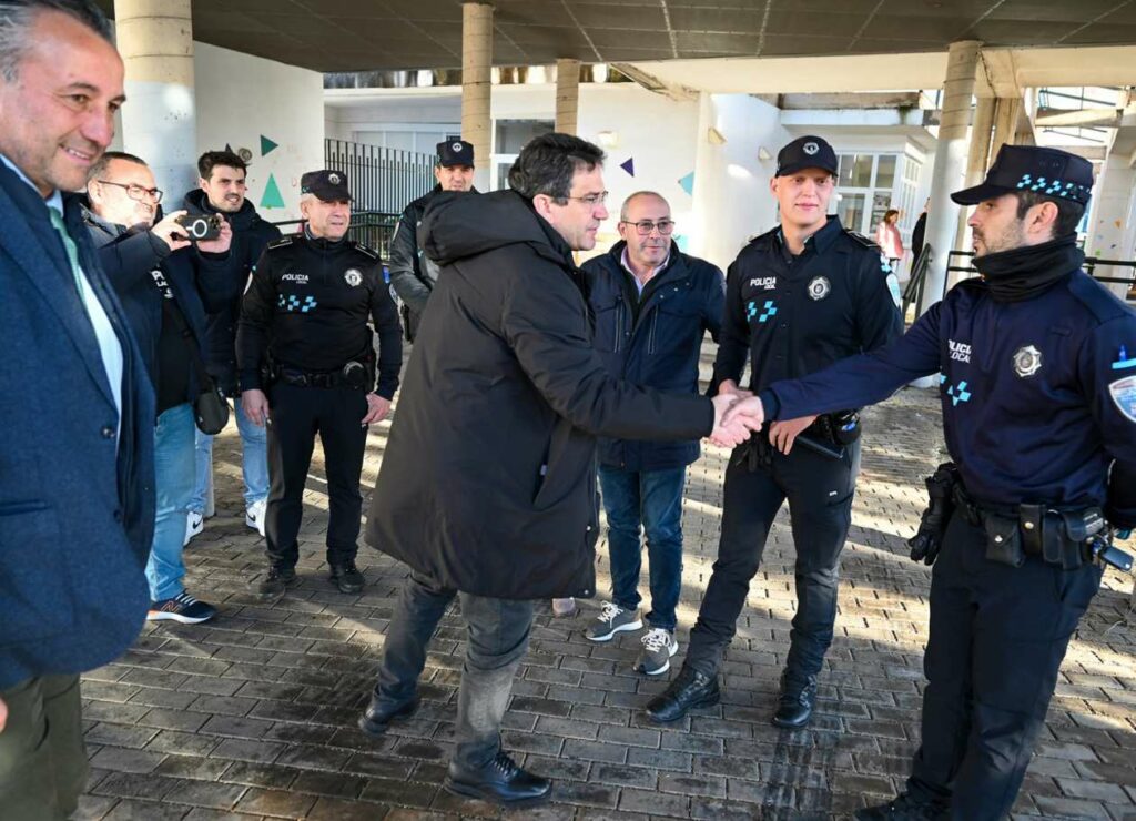 Valverde comprueba en Malagón los destrozos causados por el temporal en el centro de la Asociación Coraje y en varios puntos de la localidad 2 valverde malagon 2