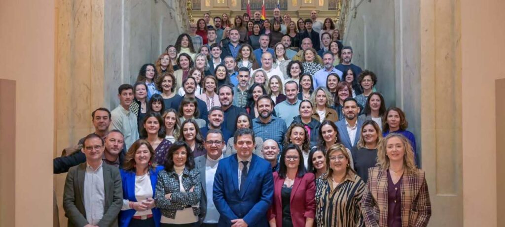 Valverde: “Detrás de cada política, de cada ayuda y de cada servicio que presta la institución provincial están los empleados públicos” 1 valverde profesionales educacion