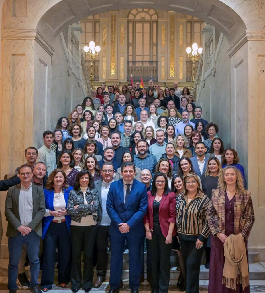 Valverde: “Detrás de cada política, de cada ayuda y de cada servicio que presta la institución provincial están los empleados públicos” 2 valverde profesionales educacion 2