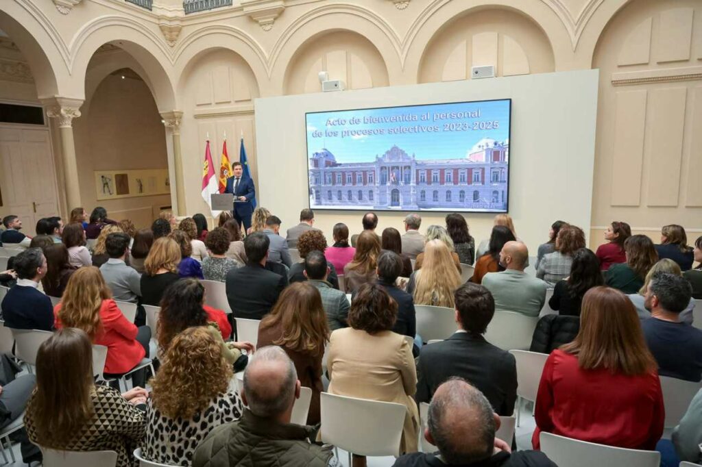 Valverde: “Detrás de cada política, de cada ayuda y de cada servicio que presta la institución provincial están los empleados públicos” 3 valverde profesionales educacion 3