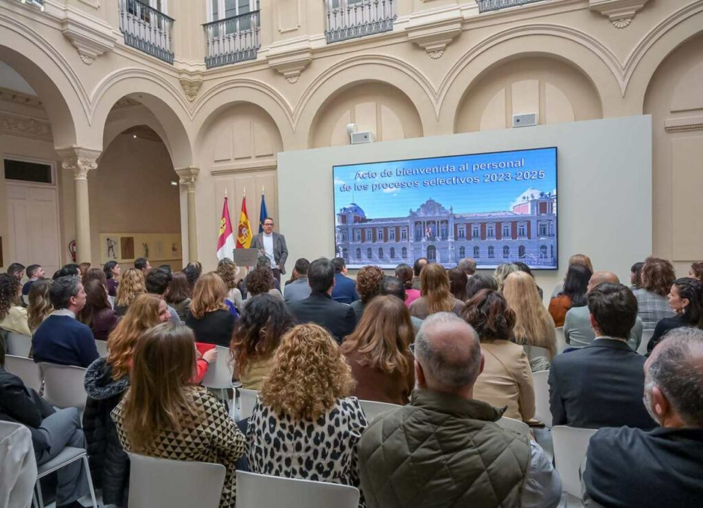 Valverde: “Detrás de cada política, de cada ayuda y de cada servicio que presta la institución provincial están los empleados públicos” 5 valverde profesionales educacion 5
