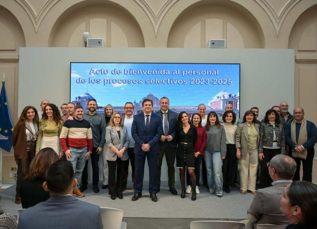 Valverde: “Detrás de cada política, de cada ayuda y de cada servicio que presta la institución provincial están los empleados públicos” 6 valverde profesionales educacion 6