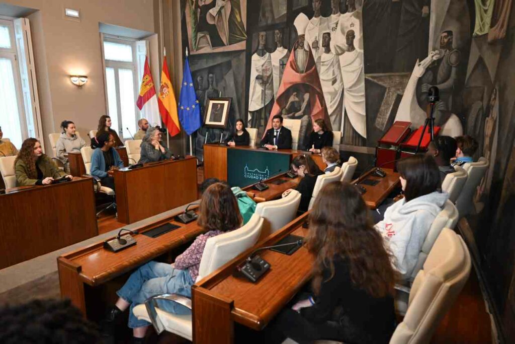 Valverde subraya durante una recepción a estudiantes franceses que “las acciones de la Diputación están bastante alejadas de la ideología y se centran en resolver problemas a los ayuntamientos” 2 valverde recepcion estudiantes 2